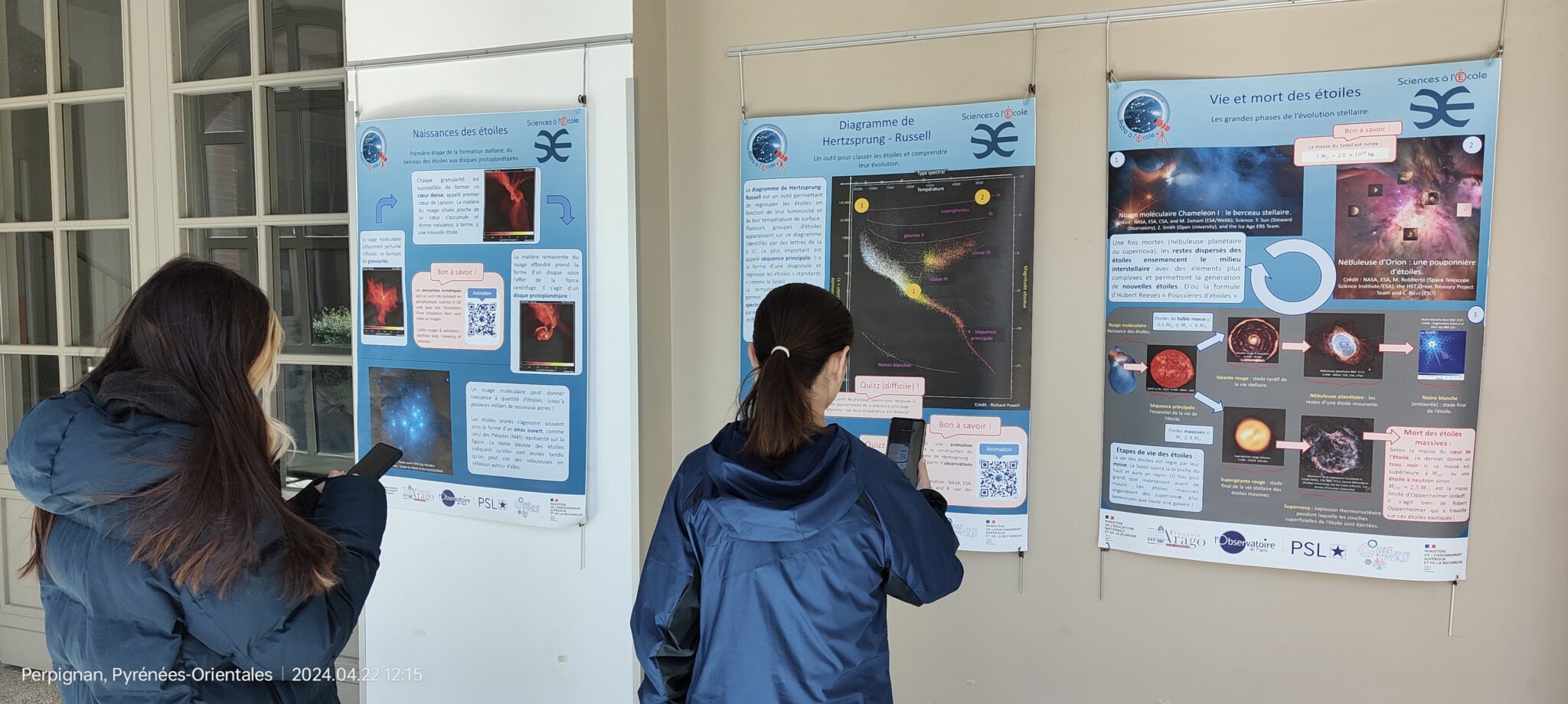 Lycéennes lisant des posters scientifiques