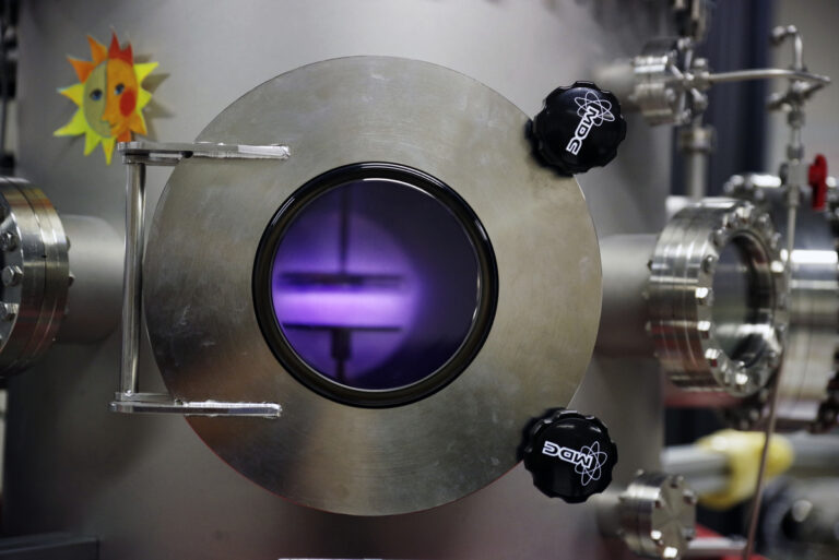 réacteur contenant un plasma d'argon et d'aniline pour le dépôt de matériaux polymères