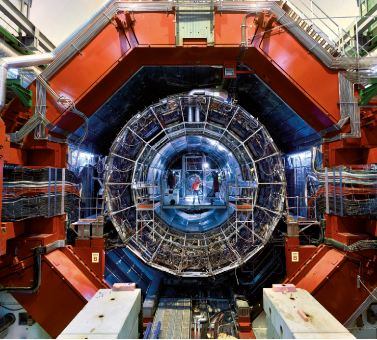 Détecteur Alice lors de sa construction. Le détecteur Alice est dédié à l’étude des collisions d’ions lourds qui permettent de produire un plasma de quarks et de gluons. Photo Julien Ordan, 2019‑2023 Cern.